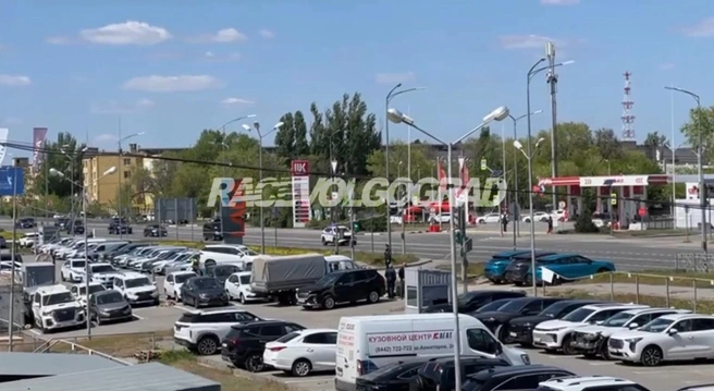 Кортеж пролетел по проспекту Жукова и улице Рокоссовского в сторону Мамаева кургана | Источник: Гоночный город / T.me