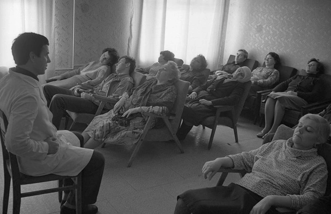 Анатолий Кашпировский мог запросто усыпить группу людей, но воду не заряжал | Источник: фотохроника ТАСС