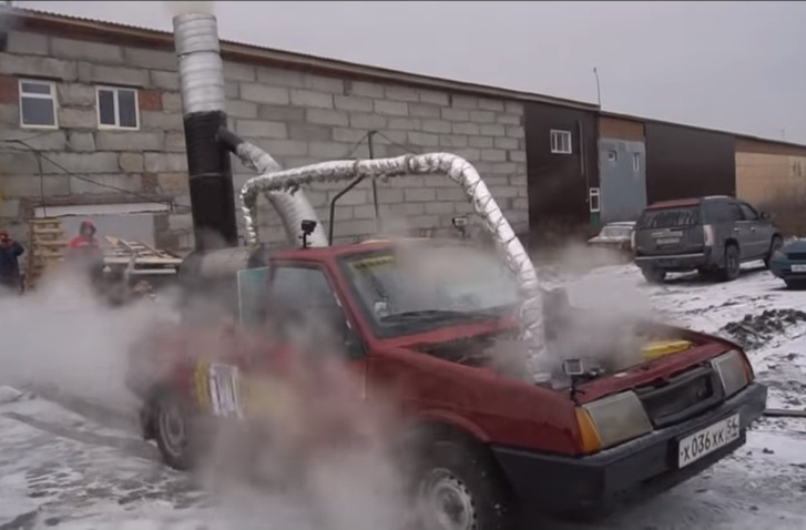 Русские мужики соорудили автомобилю паровой двигатель и поехали кататься (видео)