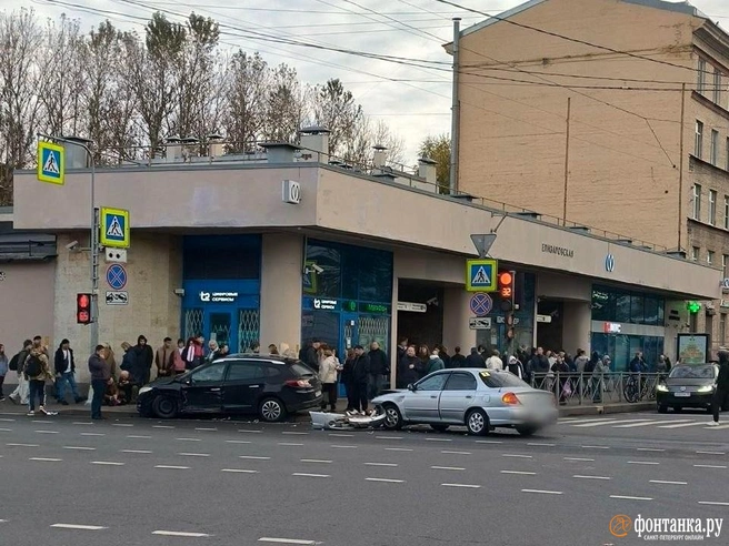 Легковые автомобили не разъехались у вестибюля метро утром 29 сентября. | Источник: читатель «Фонтанки»