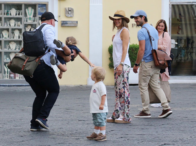 Принц Карл Филипп с принцессой Софией и детьми проводят отпуск на Капри
