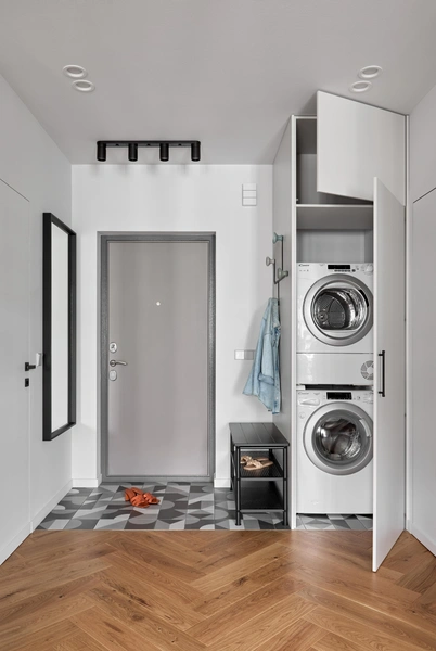 Напольная доска, Finex. Плитка Play Decor Grey, WOW Cement. Краска на стенах и потолке, Sherwin-Williams. Скамья с полкой для обуви Pinnig, IKEA. Крючки Hadsten, Jysk Nupit. Светильник Nymone, IKEA. | Источник: Максим Максимов. Стиль: Анна Королева