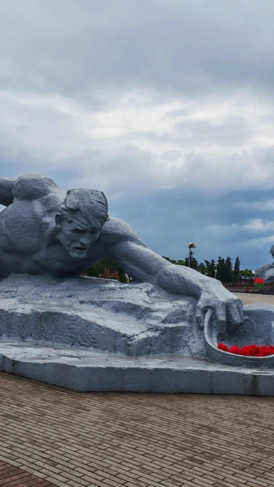 В каске, по словам Анны, всегда лежат цветы | Источник: Анна Дубровина