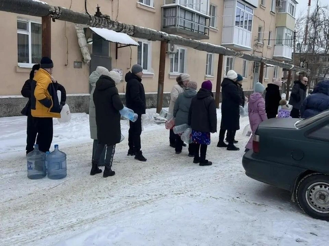 К автоцистернам собираются очереди | Источник: Антонина Пшеничная / Telegram.org