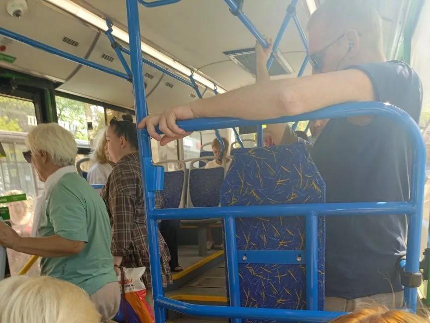 «По ощущениям тут +50»: пассажиры массово жалуются на жару в челябинском транспорте