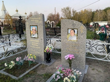 Мужчина и женщина изображены на фоне полей | Источник: Ирина Господаренко / NGS22.RU