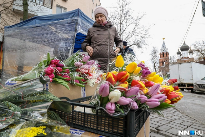 Многие дамы будут возвращаться с работы с таким букетом | Источник: Наталья Бурухина / NN.RU