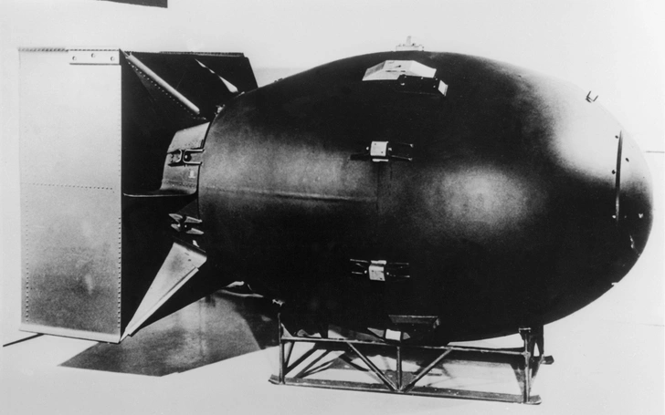 Атомная бомба типа Fat Man 1945 года в США, упавшая на Нагасаки 9 августа 1945 года. Она весила около 4500 килограммов и содержала эквивалент около 20 000 тонн взрывчатки | Источник: Getty Images