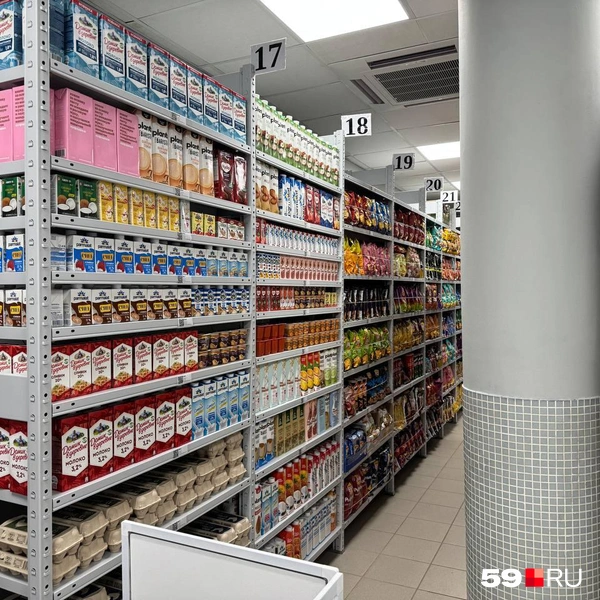 Большую часть стеллажей заполняют продукты, которые могут долго храниться | Источник: Наташа Пальникова / 59.RU