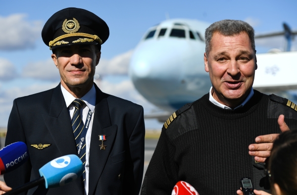 Герои России пилоты Евгений Новоселов (справа) и Андрей Ламанов сумели посадить лайнер с пассажирами в непроходимой тайге