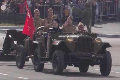 Колонна советской военной техники прошла по площади Ленина в Чите