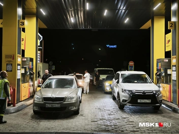 Заправщики энергично разруливали потоки | Источник: Михаил Мечев / MSK1.RU
