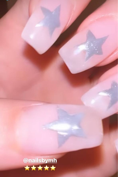 Маникюр со звездочками: как повторить блестящий дизайн ногтей Дуа Липы