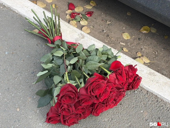 Цветы в память о покойной оставляли даже на улице | Источник: Николай Сальников / 56.RU
