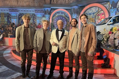 Пермский ансамбль «Иваны» получил похвалу Якубовича на «Поле чудес»