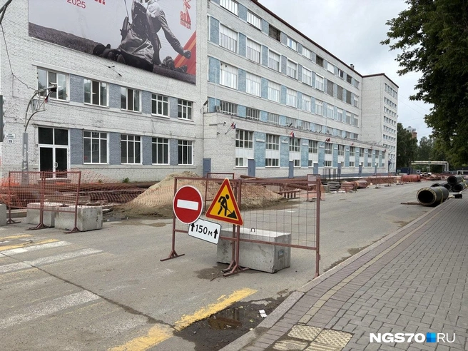 Большая раскопка появилась там еще в июне | Источник: Мария Лобанова / NGS70.RU