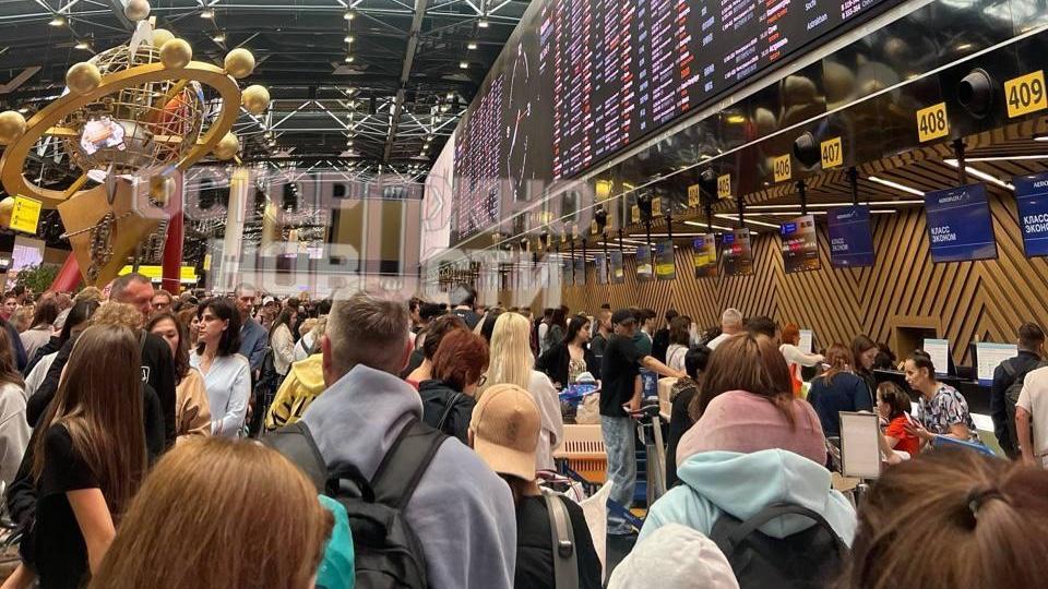 Аэропорты закрыты, сотни рейсов отменены: последствия массовой атаки на Москву