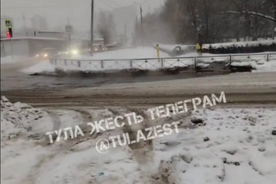 На улице Хворостухина в Туле вновь прорвало трубу
