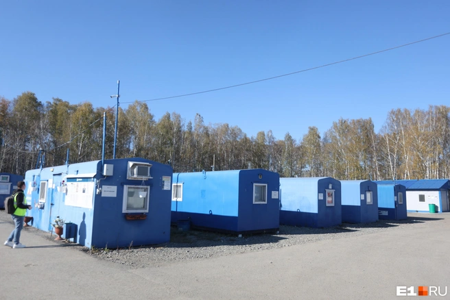 Дорожники месяцами живут вот в таких мобильных городках. На снимке — база подрядчика «Ханты-Мансийскдорстрой» | Источник: Владислав Лоншаков / E1.RU