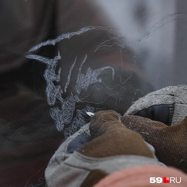 Даже штриховку приходится выцарапывать  | Источник: Тимофей Калмаков / 59.RU