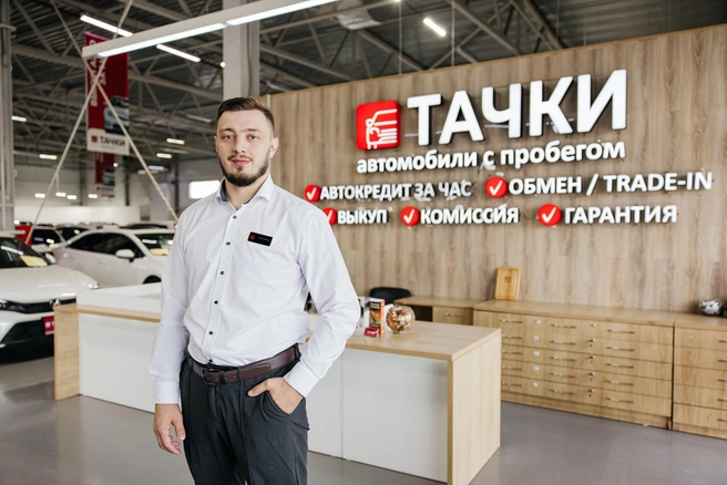 Директор читинского автосалона Ярослав Веляник пришел в «Тачки» студентом и начинал менеджером. А теперь руководит командой | Источник: Ксения Зимина