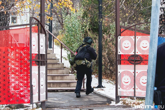 Первыми на территорию школы заходят сотрудники ОМОН. Они будут обеспечивать прикрытие  | Источник: Алина Ринчино / «ИрСити»