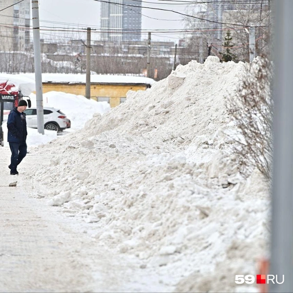 В парке лежат огромные кучи снега | Источник: Василина Любимова / 59.RU