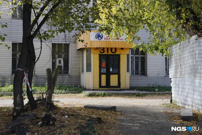 Вывеска ЗТО всё еще висит над входом в здание, построенное в первой половине прошлого века | Источник: Стас Соколов / NGS.RU