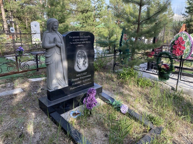 Скульптура женщины навечно застыла около памятника, сложив руки для молитвы | Источник: Ирина Господаренко / NGS22.RU