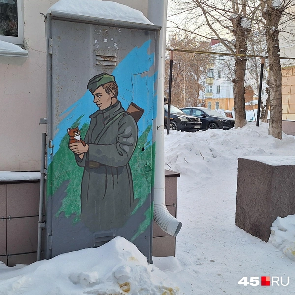 Солдат на Володарского, 50, на пути к вечному огню. Художник&nbsp;— Елена Антонова | Источник: Александр Лисихин / 45.RU