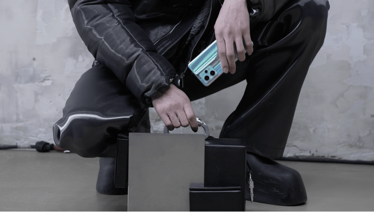 Идеальная пара: дизайнеры Heliot Emil создали уникальную сумку специально для линейки смартфонов Realme 9 Pro+ 5G