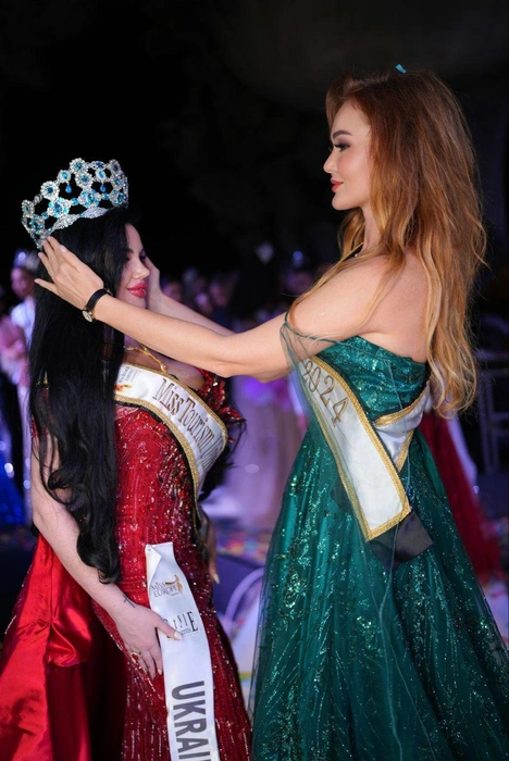 Роза награждает украинку после победы на «Miss Tourism Universe» | Источник: Роза Гадиева