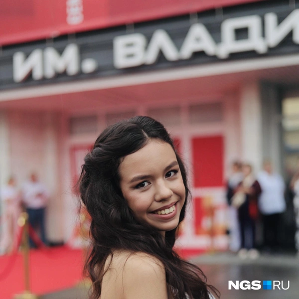 Девушка выбрала легкое воздушное платье | Источник: Алина Скитович / NGS.RU