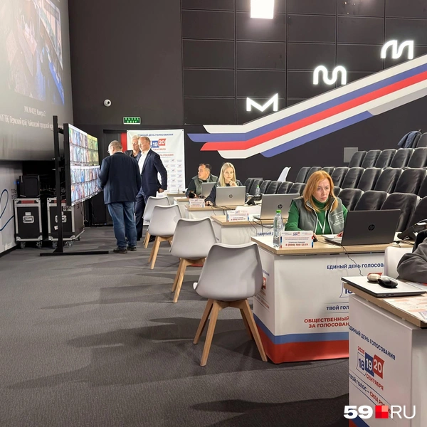 Сотрудницы пункта наблюдения помогали россиянам найти ближайший участок для голосования | Источник: Алексей Кожевников / 59.RU