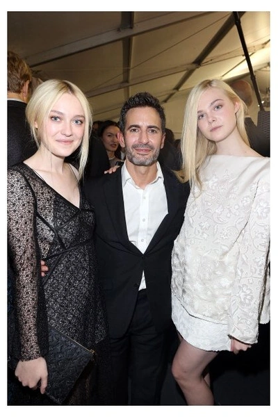 Марк Джейкобс, Дакота Фэннинг и Эль Фэннинг | Источник: Getty Images