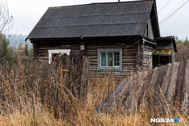 Забор уже не выдержал | Источник: Мария Ленц / NGS24.RU