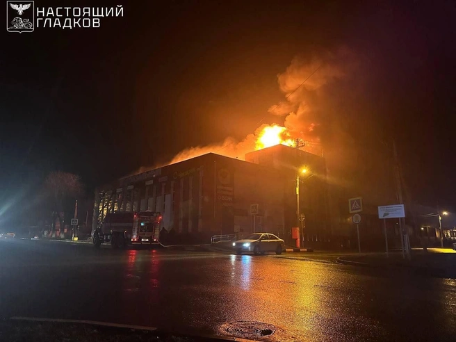 В Белгородской области в результате атаки БПЛА загорелся торговый центр | Источник: телеграм-канал «Настоящий Гладков»