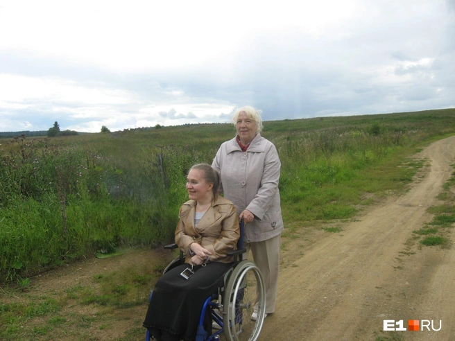 Елена с мамой несколько лет назад. Они тогда ездили в поселок Сылву, в гости, на дачу к заведующей кафедрой тех лет | Источник: архив Елены Топоровой