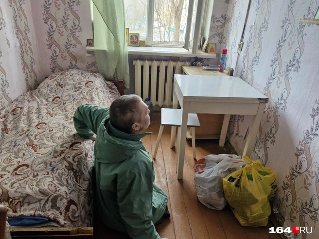 Ничего для нормальной жизни у Нины и Жени нет. Всё необходимое они берут в благотворительном фонде | Источник: Виктория Федорова / 164.RU