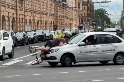 Прокативший велосипедиста на капоте водитель уволен