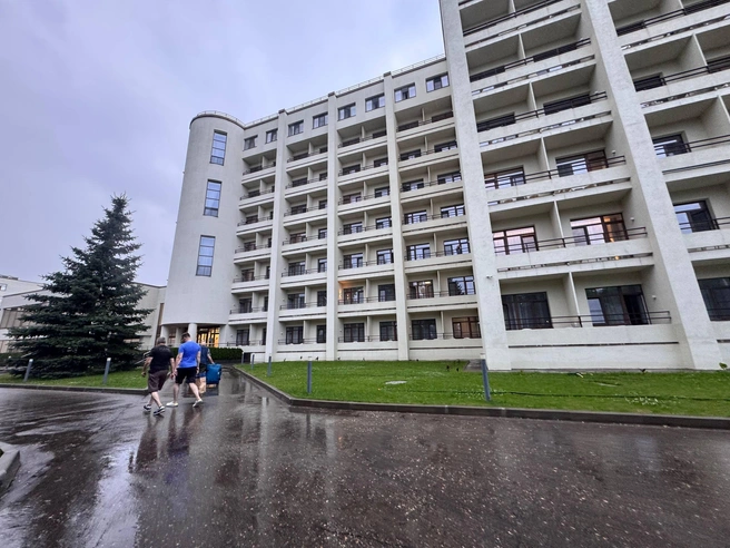 Для жителей поселка Пионерского, лишившихся единственного жилья, организовали пункт временного размещения | Источник: MSK1.RU