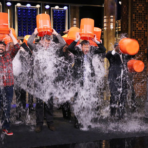 Что такое ALS Ice Bucket Challenge, и почему звезды обливаются ледяной водой?