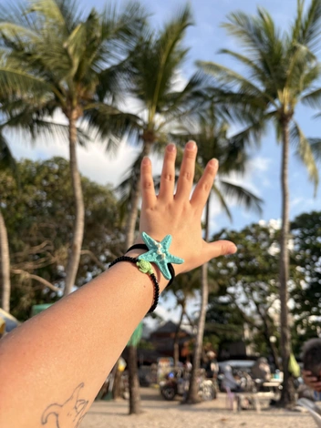 Нельзя просто взять и вернуться с моря без морского аксессуара | Источник: Тамара Башаева / NGS55.RU