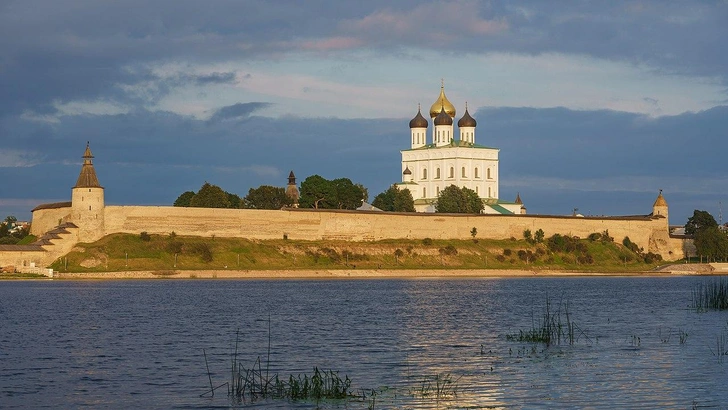 Современный вид Псковского Крома на берегу реки Великая | Источник: A.Savin, FAL, через Викисклад