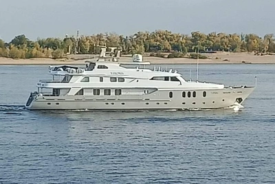 Белоснежную суперъяхту «Троя» увидели в Волгограде