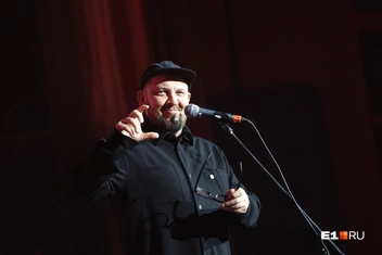 С лица Бобунца не сходила улыбка, даже когда он пел грустные слова о любви | Источник: Владислав Лоншаков / E1.RU