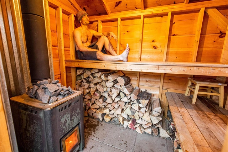 Банный этикет: как нужно вести себя в бане и сауне | Источник: Photo Spirit/Shutterstock/Fotodom.ru