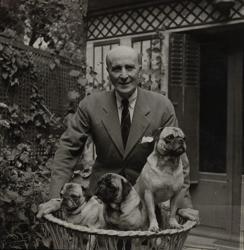 Неизвестный фотограф. Князь Ф.Ф. Юсупов с тремя собаками у своего дома на улице Пьер Герен в Париже. Франция, 1955. Фотография. | Источник: ГМЗА.