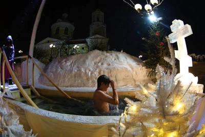 Первые фото с крещенских омовений на Урале