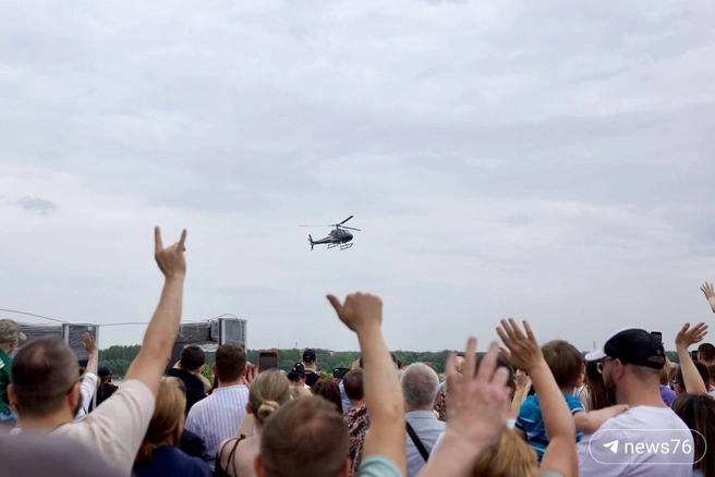 Также над Волгой пролетел вертолет | Источник: Кирилл Поверинов / 76.RU